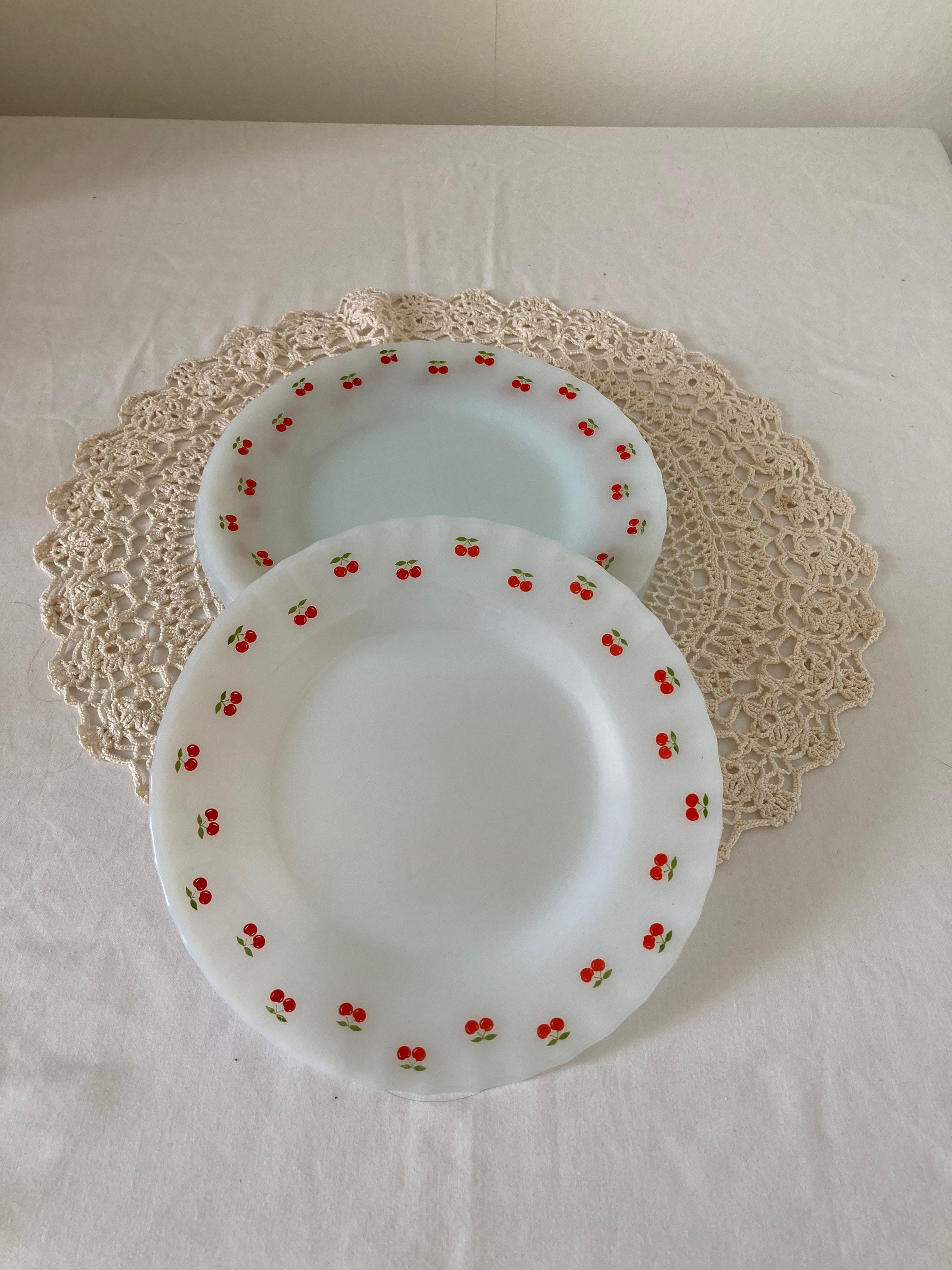 Bel Ensemble de Six Rigolleau Vintage White Milk Glass Cherry Design Dinner Plates Frilled Edge Indu