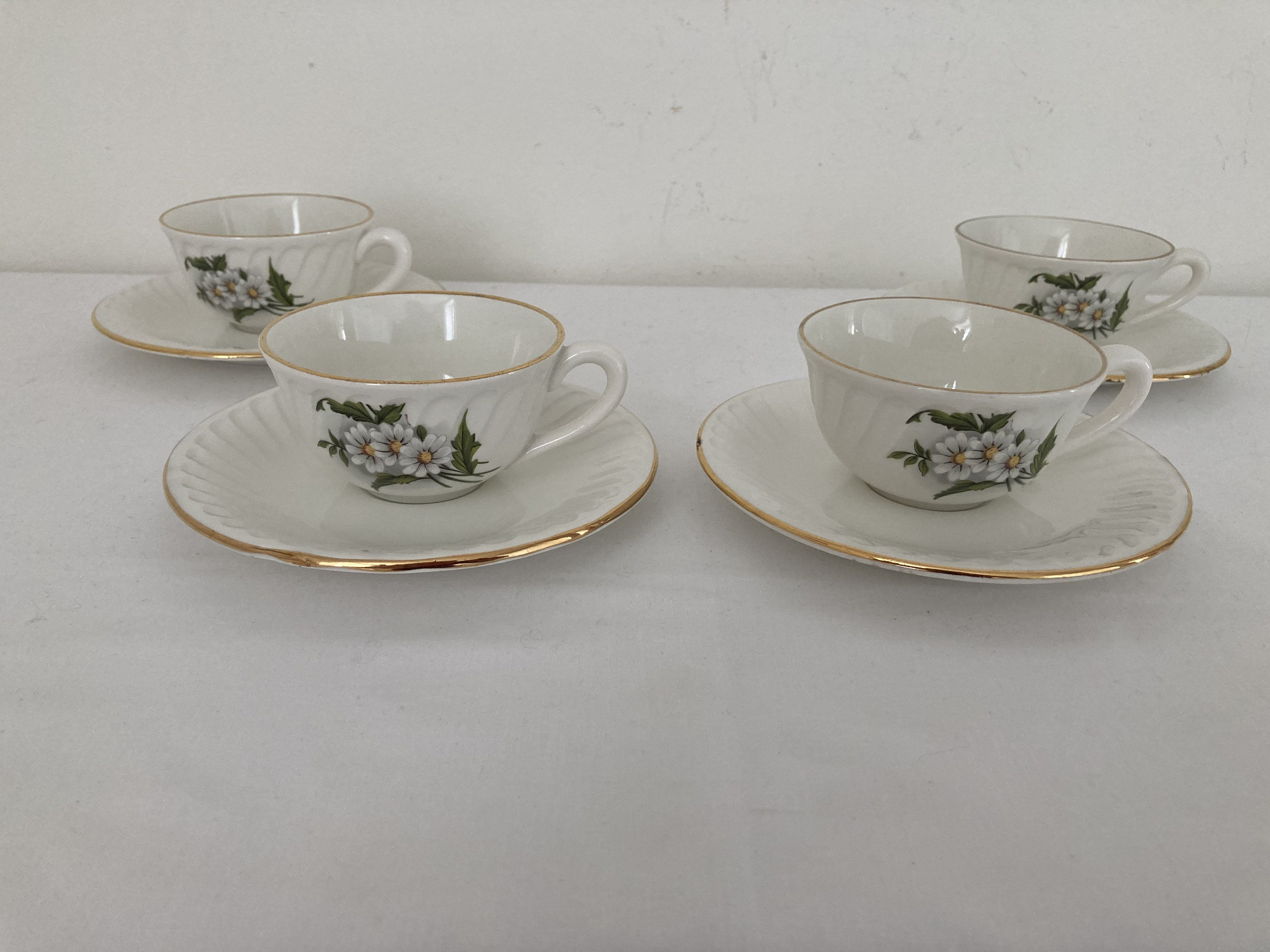 Bel Ensemble de Quatre Français Tasses Vintage et Soucoupes Lilium Daisy Design Gold Trim Début Du 2