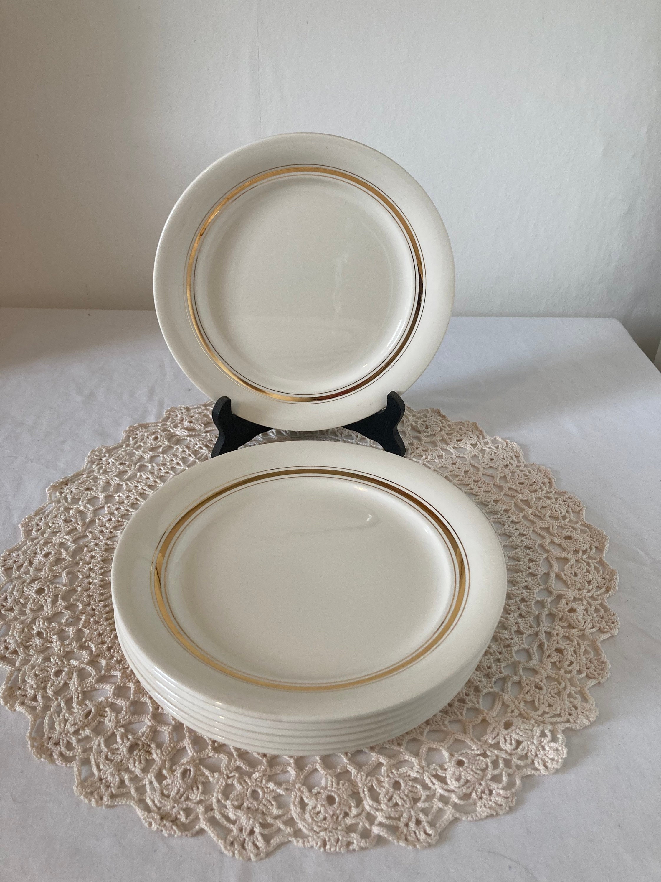 Vintage Villeroy et Boch Ensemble de 7 Mid Century Dinner Plates Cream avec Gold Band