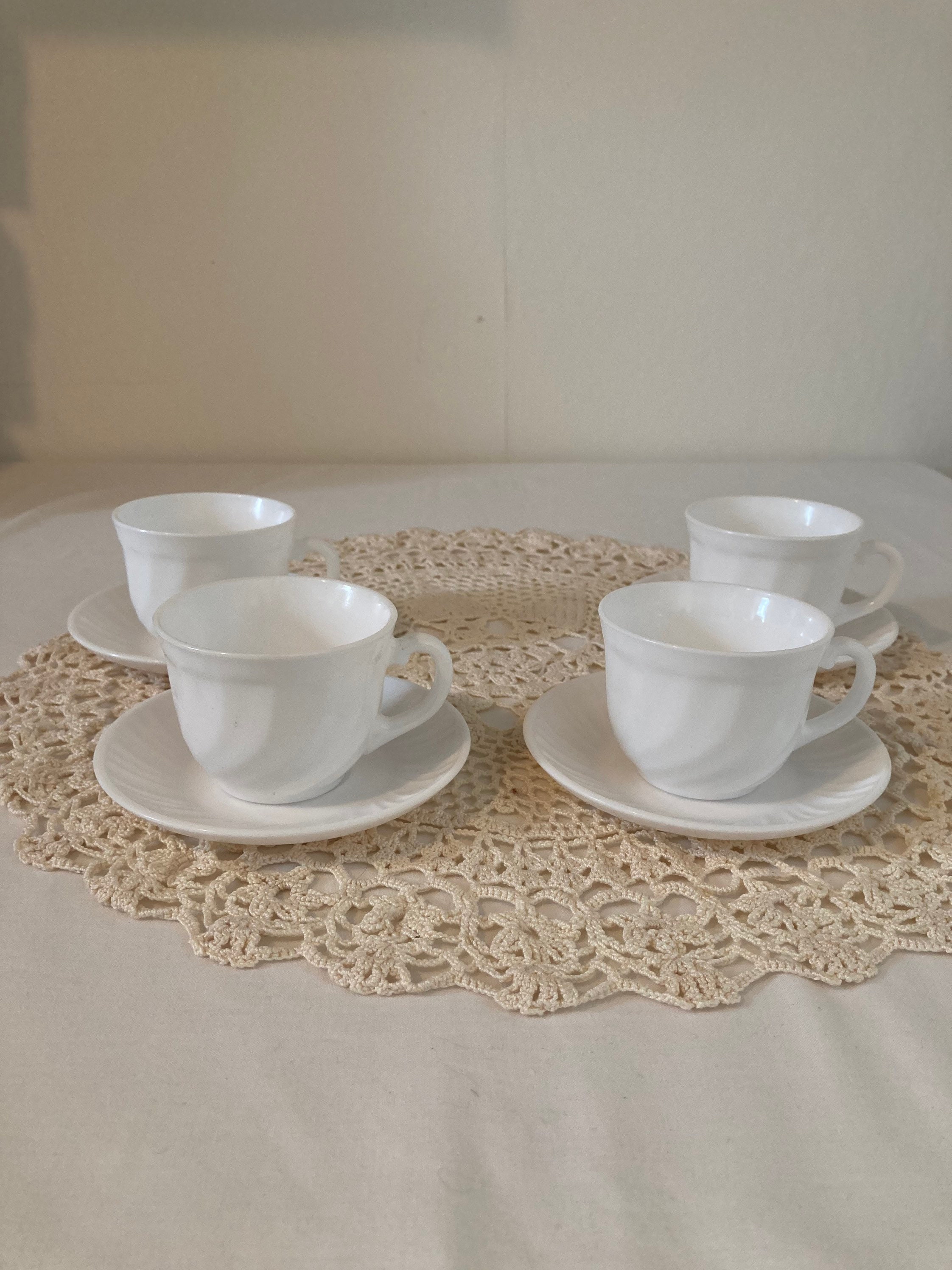 Bel Ensemble de Quatre 4 Français Vintage Arcopal Espresso Cups et Soucoupes White Milk Glass Swirl 