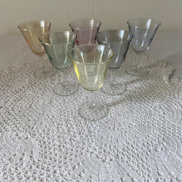 Rare millésime Français années 1970 Arcopal Harlequin Design Petit Vin Apéritif Dessert Verres à Vin Ensemble de 6 Couleurs Assorties