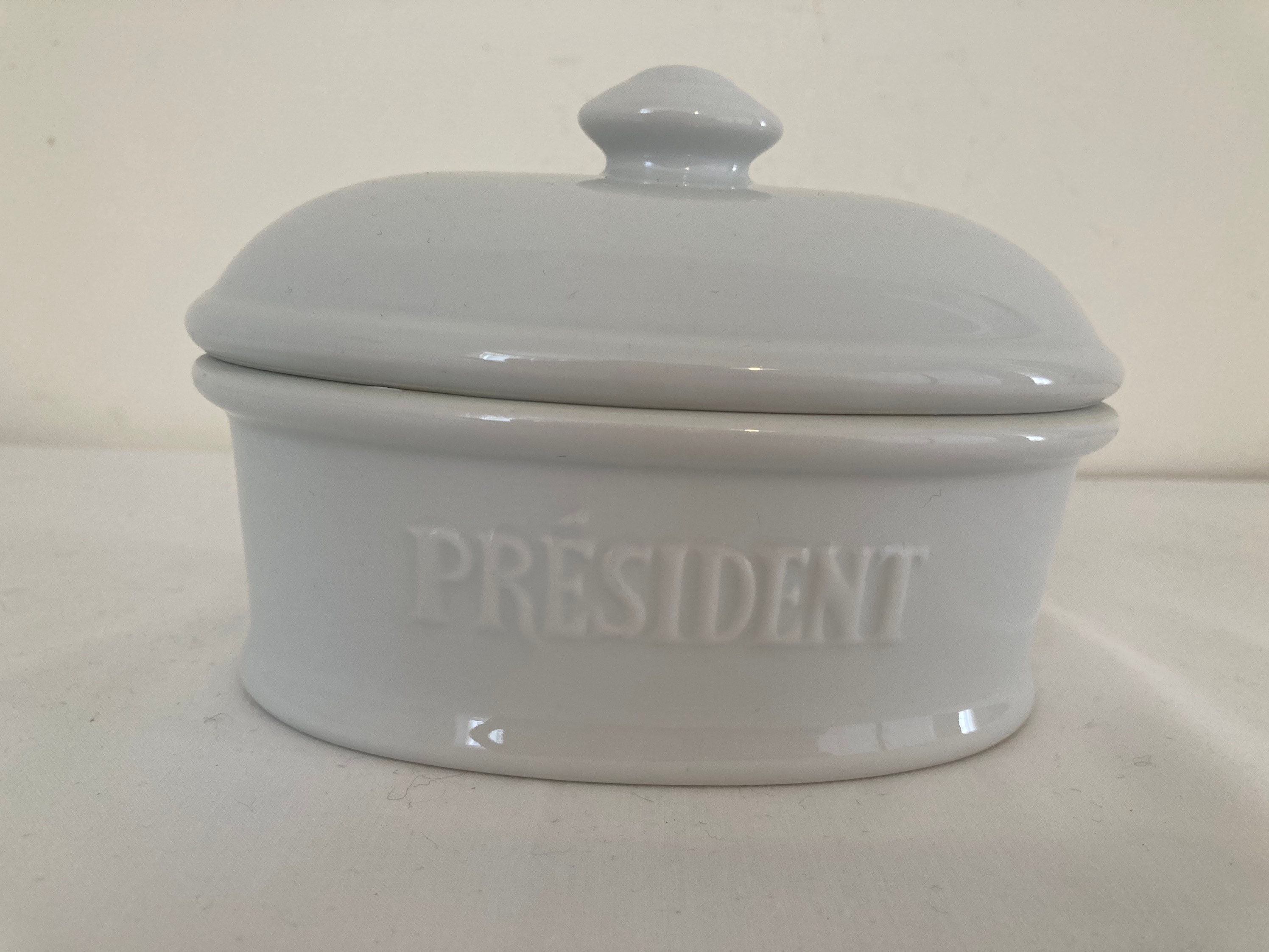 Français Vintage Apilco President Butter Dish Récipient à Couvercle en Céramique Blanche