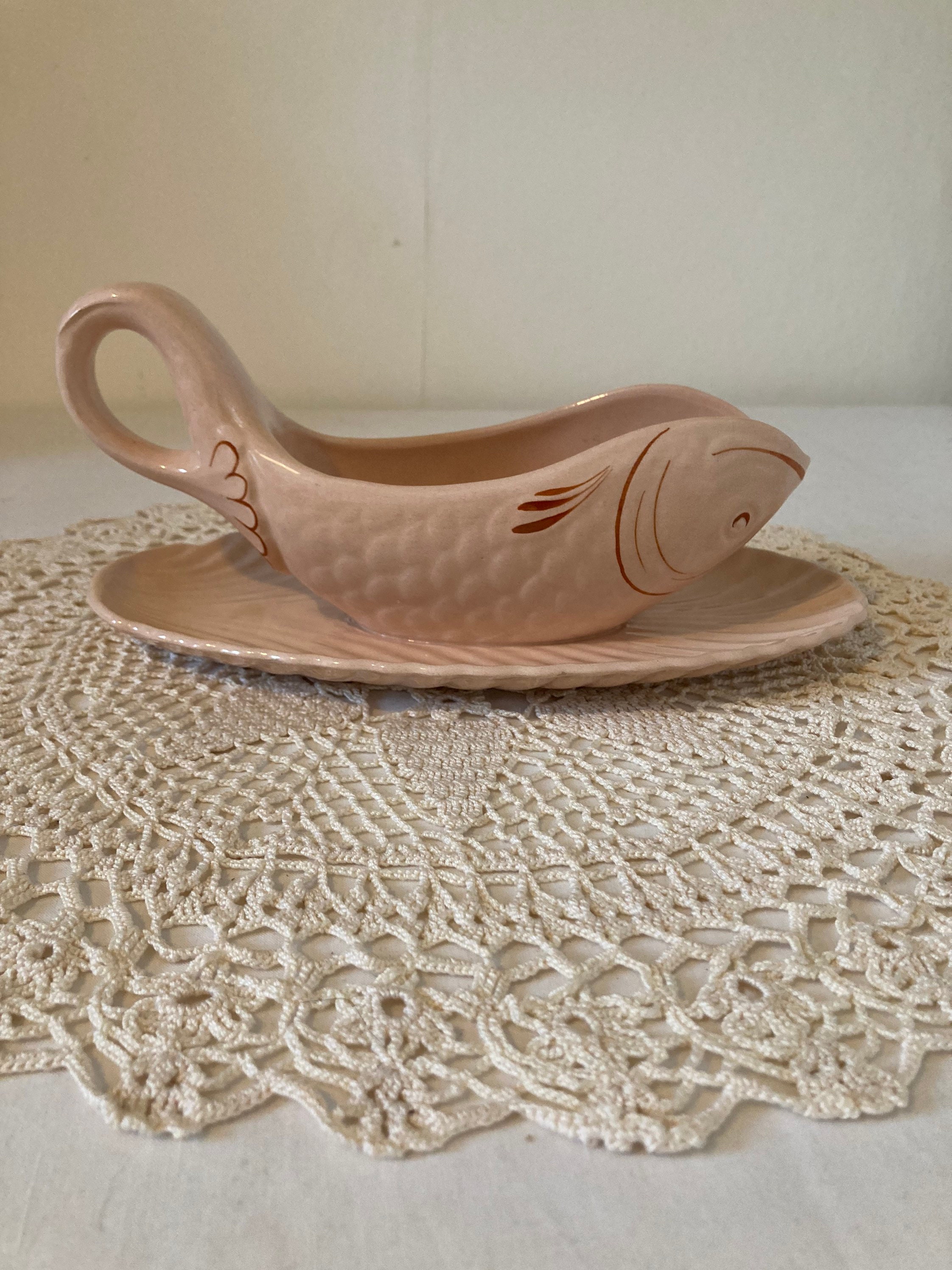 Belle Français Vintage Longwy Fish Design Saucier Sauce Bateau Jug Rose avec Brown Détails Des Année