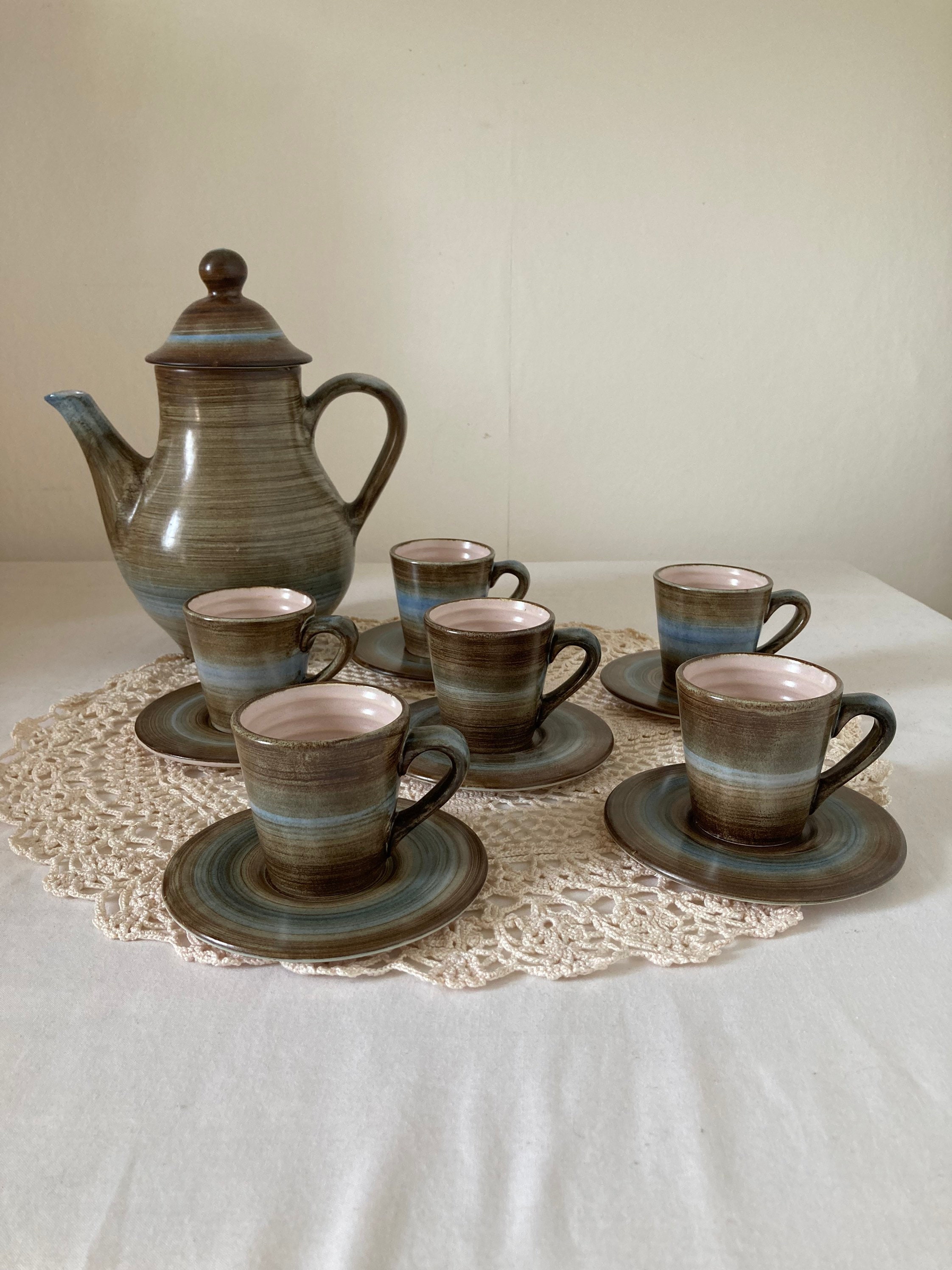 Belle Cafetière Longchamp Français Vintage avec Six Tasses et Soucoupes Marron Bleu Peint à La Main 