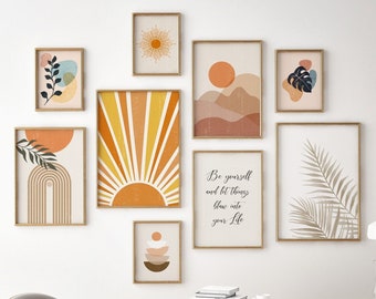 Peut inclure: Un mur de galerie de neuf impressions encadrées avec une esthétique bohème. Les impressions présentent des formes abstraites, des levers de soleil, des feuilles et un texte inspirant. Le texte dit "Soyez vous-même et laissez les choses couler dans votre vie".