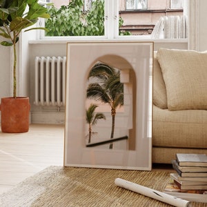 Neutrale palmboomprint, zomerse tropische fotografie, tropische hotelweergave digitale poster, afdrukbare muurkunst