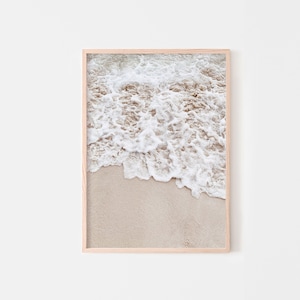 Impresión costera boho, fotografía de agua oceánica neutra, decoración de playa beige, arte de pared imprimible estético