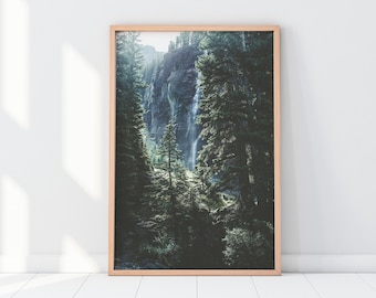 Mistige bosprint, donkergroene bosfotografie, berglandschap kunst aan de muur, Noordse natuur wanddecoratie, afdrukbare muurkunst