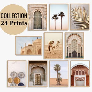Può includere: Una collezione di 24 stampe con arte da parete incorniciata a tema deserto e architettura. Le immagini includono archi decorati, palme, un cammello in un paesaggio sabbioso, una foglia di palma dorata e piatti in ceramica colorati.