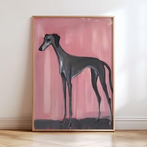 Puede incluir: Pintura abstracta enmarcada de un galgo gris sobre fondo rosa. El perro est&aacute; representado con l&iacute;neas limpias y una silueta estilizada. El marco es de madera clara, a&ntilde;adiendo un toque de simplicidad.