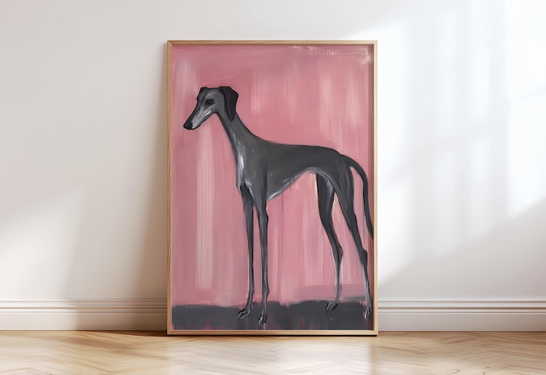 Puede incluir: Pintura abstracta enmarcada de un galgo gris sobre fondo rosa. El perro est&aacute; representado con l&iacute;neas limpias y una silueta estilizada. El marco es de madera clara, a&ntilde;adiendo un toque de simplicidad.