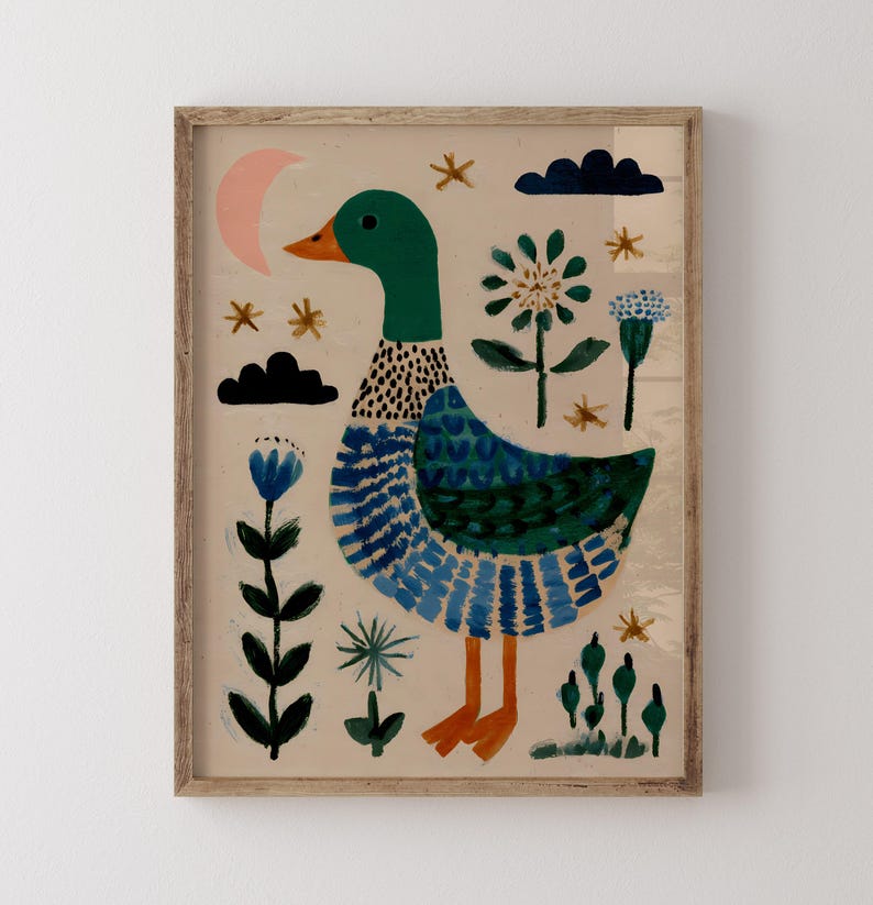 Puede incluir: Una impresi&oacute;n art&iacute;stica enmarcada con una ilustraci&oacute;n caprichosa de un pato. El pato tiene una cabeza verde y un cuerpo azul. La obra de arte incluye una luna creciente rosa, estrellas, flores y nubes azul oscuro. El pato tiene pies y pico naranjas.