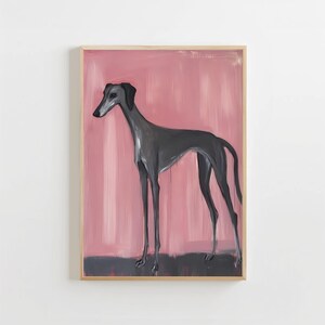 Puede incluir: Pintura enmarcada de un galgo. El perro est&aacute; representado de pie, con un cuerpo esbelto y patas largas. El fondo es de color rosa-rojizo con pinceladas verticales, y la parte inferior es gris oscuro. El marco es de color madera clara.