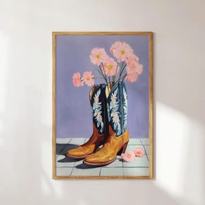 Western Cowgirl Stiefel Kunstdruck, ästhetische lila Cowgirl Stiefel mit Blumen Malerei, pinke mädchenhafte Western Wandkunst