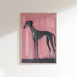 Puede incluir: Pintura enmarcada de un galgo. El perro est&aacute; representado en un estilo minimalista con un cuerpo y patas largos y delgados. El fondo es rosa suave con una base gris oscuro.