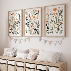 Juego de 3 impresiones de flores silvestres para guardería en tonos pastel, pósteres minimalistas de flores para niña, arte de pared imprimible con motivos florales y botánicos para dormitorio infantil.