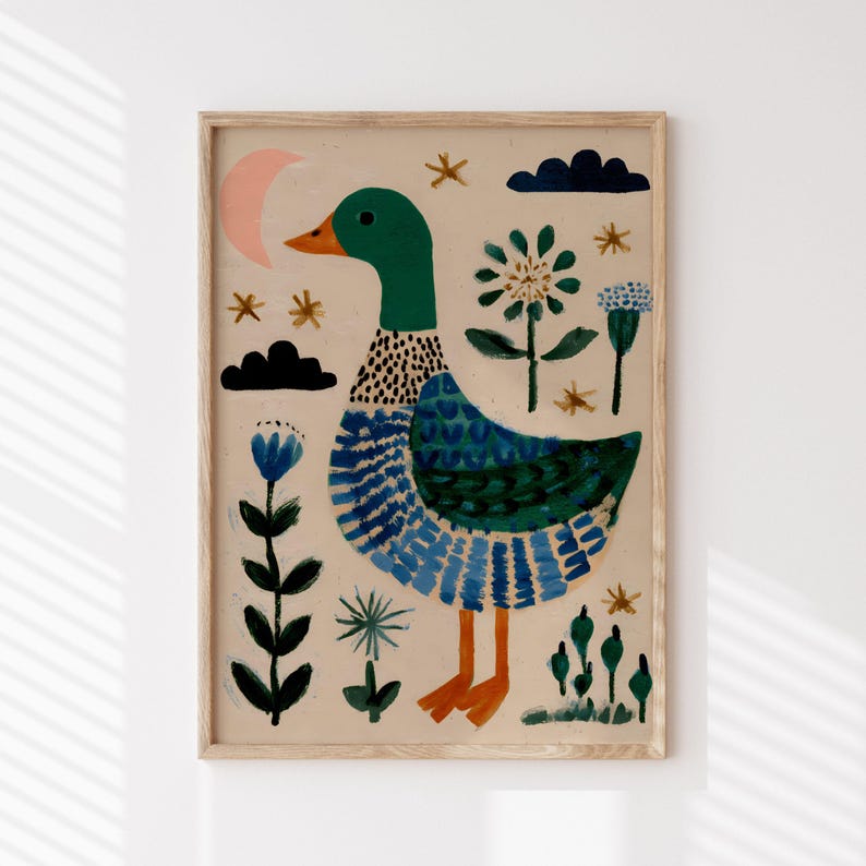 Puede incluir: Una impresi&oacute;n art&iacute;stica enmarcada con una ilustraci&oacute;n caprichosa de un pato. El pato tiene cabeza y cuello verdes, cuerpo azul y verde y patas naranjas. El fondo incluye una luna creciente rosa, estrellas, flores y nubes.
