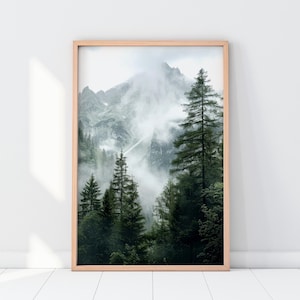 Wald Berge Fotografie, dunkelgrüner Natur Druck, neblige Berglandschaft, digitales Poster, große druckbare Wandkunst