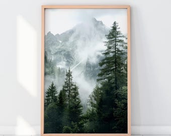 Bosbergen fotografieprint, donkergroene natuurprint, mistig berglandschap digitale poster, grote afdrukbare muurkunst
