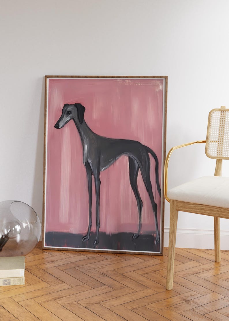 Puede incluir: Una impresi&oacute;n art&iacute;stica enmarcada que presenta un galgo gris sobre un fondo rosa y gris. La obra de arte est&aacute; en un marco de madera, cerca de una silla con marco dorado y una esfera de cristal.