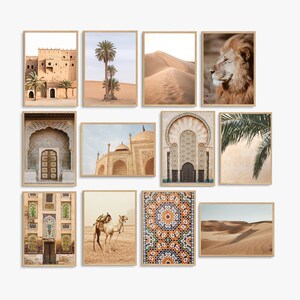 Op de afbeelding: Een collectie van elf ingelijste wandkunstprints met woestijnlandschappen, architecturale details van gebouwen met bogen en complexe tegelpatronen, een leeuw, een kameel en palmbomen in warme, neutrale en aardse kleurtinten.