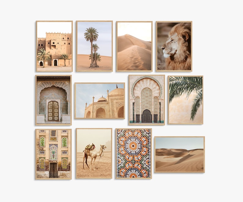 Op de afbeelding: Een collectie van elf ingelijste wandkunstprints met woestijnlandschappen, architecturale details van gebouwen met bogen en complexe tegelpatronen, een leeuw, een kameel en palmbomen in warme, neutrale en aardse kleurtinten.