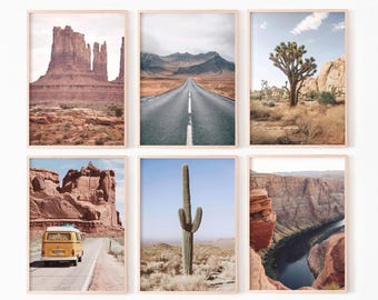 Può includere: Un set di sei stampe artistiche rettangolari da parete con paesaggi desertici. Le immagini mostrano formazioni rocciose rosse, una strada verso le montagne, un albero di Giosuè, un furgone giallo, un cactus saguaro e un canyon fluviale.