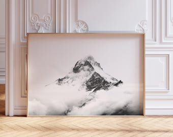 Impresión fotográfica de pico de montaña, póster digital de cima de montaña nublada, impresión de naturaleza minimalista moderna, arte de pared imprimible