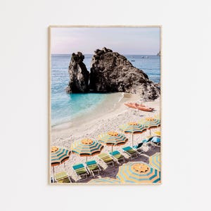 Impresión de Cinque Terre, impresión de la costa mediterránea, fotografía de viajes a Italia, impresión de la costa italiana, póster de sombrillas de playa, arte mural imprimible imagen 1