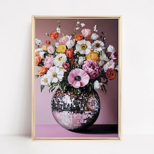 Florero con bola de discoteca con estampado de flores, pintura de bola de discoteca rosa, arte floral maximalista retro de discoteca, arte de pared imprimible