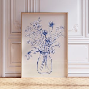 Estampado de flores azules de moda en jarrón, obra de arte botánica minimalista, dibujo de naturaleza muerta, póster floral abstracto moderno, arte de pared imprimible