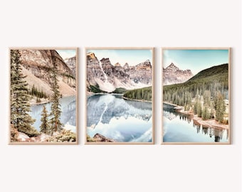 Puede incluir: Tres impresiones enmarcadas de paisajes de montañas y lagos. Las impresiones muestran majestuosas montañas reflejadas en aguas azules y tranquilas, rodeadas de exuberantes bosques verdes. Los marcos son de color madera clara.