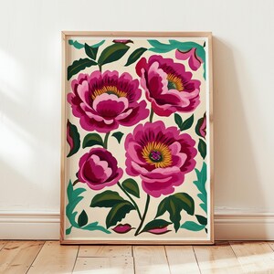 Puede incluir: Una impresi&oacute;n enmarcada con un dise&ntilde;o floral con flores rosas y hojas verdes sobre un fondo crema.