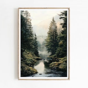 Op de afbeelding: Een mistige bos scène met een rivier die door het midden van de afbeelding stroomt. Hoge groenblijvende bomen begroeien de oevers van de rivier, wat een gevoel van diepte en rust creëert.