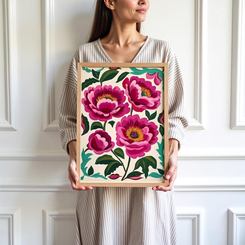 Puede incluir: Una impresi&oacute;n enmarcada con un dise&ntilde;o floral con flores rosas y hojas verdes sobre un fondo crema.