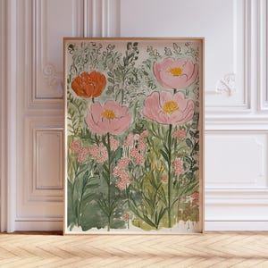 K&ouml;nnte beinhalten: Gerahmter Aquarelldruck mit floralem Motiv. Das Kunstwerk zeigt gro&szlig;e rosa und orangefarbene Bl&uuml;ten mit gelben Zentren, umgeben von gr&uuml;nem Laub und kleineren rosa Bl&uuml;ten. Der Rahmen ist aus hellem Holz, ideal f&uuml;r die Inneneinrichtung.