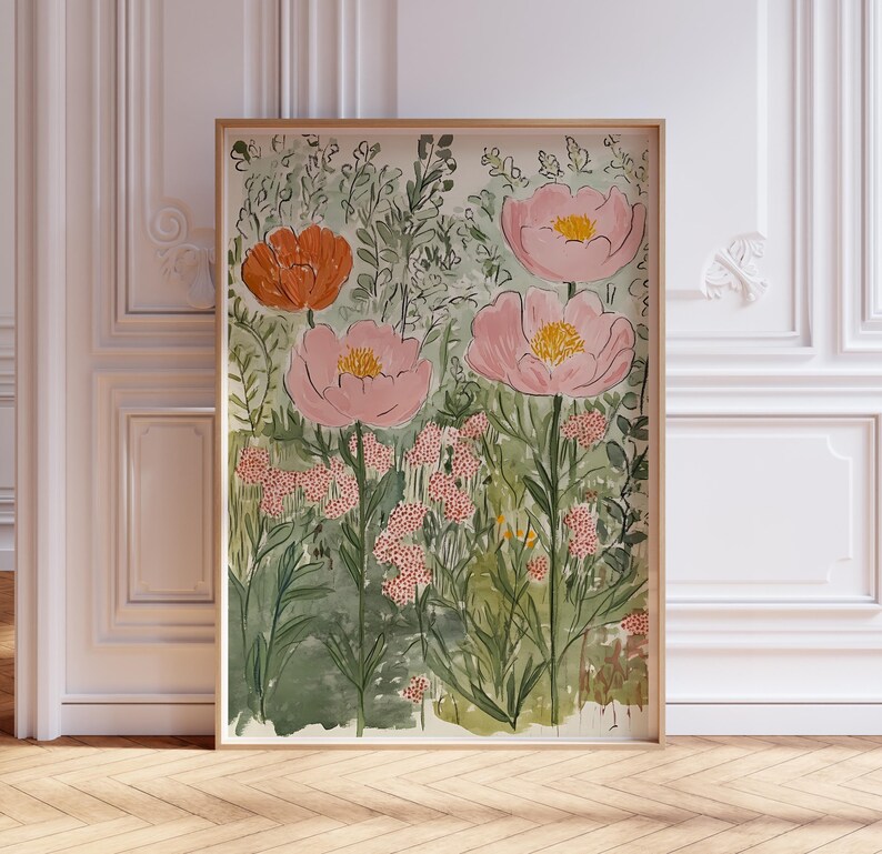 K&ouml;nnte beinhalten: Gerahmter Aquarelldruck mit floralem Motiv. Das Kunstwerk zeigt gro&szlig;e rosa und orangefarbene Bl&uuml;ten mit gelben Zentren, umgeben von gr&uuml;nem Laub und kleineren rosa Bl&uuml;ten. Der Rahmen ist aus hellem Holz, ideal f&uuml;r die Inneneinrichtung.
