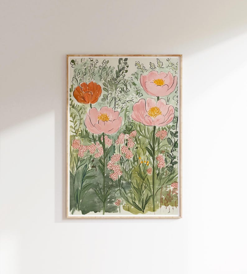K&ouml;nnte beinhalten: Ein gerahmtes Aquarellgem&auml;lde eines Blumengartens. Das Kunstwerk zeigt gro&szlig;e rosa und orangefarbene Blumen mit gelben Zentren, umgeben von gr&uuml;nem Laub und kleineren rosa Bl&uuml;ten. Das Gem&auml;lde hat einen hellgr&uuml;nen Hintergrund und einen Naturholzrahmen.