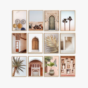 Op de afbeelding: Een set van twaalf ingelijste wandprints met woestijn- en architectuurthema's, waaronder kamelen, palmbomen, sierlijke bogen, trappen, een gouden palmblad, keramische borden en aardewerk in wandnissen in neutrale tinten.