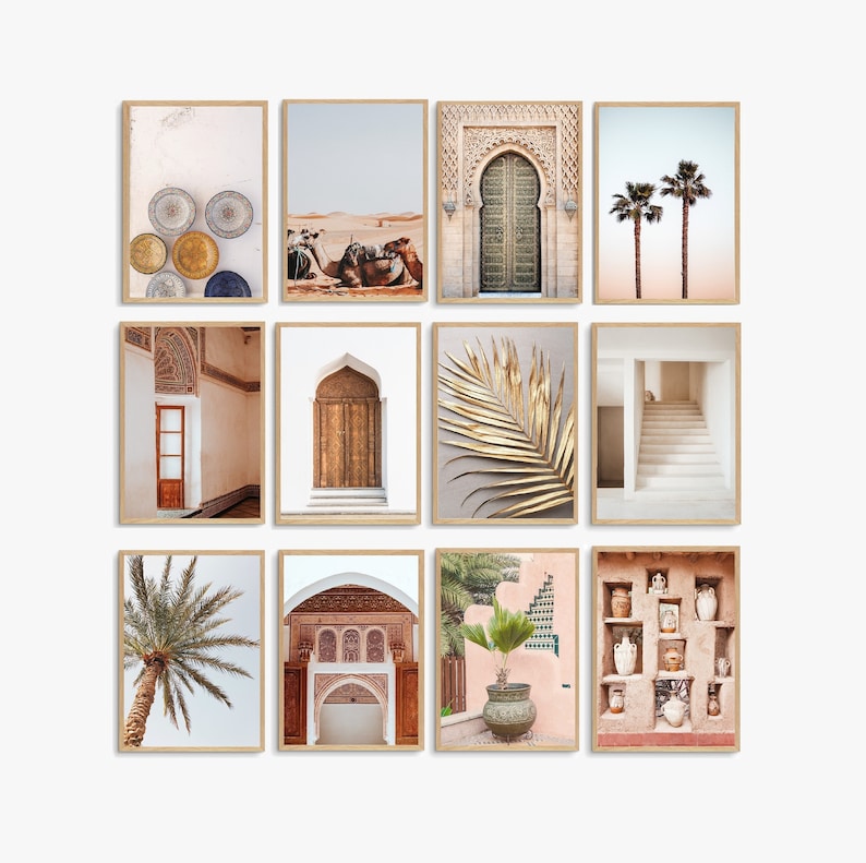 Op de afbeelding: Een set van twaalf ingelijste wandprints met woestijn- en architectuurthema's, waaronder kamelen, palmbomen, sierlijke bogen, trappen, een gouden palmblad, keramische borden en aardewerk in wandnissen in neutrale tinten.