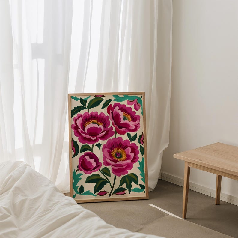 Puede incluir: Una impresi&oacute;n enmarcada con un dise&ntilde;o floral con flores rosas y hojas verdes sobre un fondo blanco. Las flores son estilizadas y tienen un aspecto vintage.
