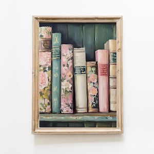 Peut inclure: Peinture encadrée d'une étagère remplie de livres anciens. Les livres présentent des motifs floraux roses et blancs, avec des dos turquoise et crème. Le cadre est de couleur marron clair, et le fond est vert foncé.