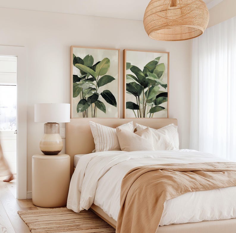 Puede incluir: Un dormitorio con una paleta de colores neutros. Dos estampados bot&aacute;nicos enmarcados cuelgan sobre una cama con ropa de cama blanca y una manta marr&oacute;n. Una l&aacute;mpara beige se encuentra sobre una mesita de noche a juego. Una l&aacute;mpara tejida cuelga del techo.