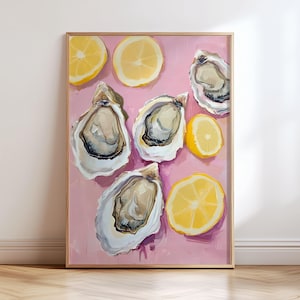 Puede incluir: Un fondo rosa con cuatro conchas de ostra y tres rodajas de limón. Las ostras están abiertas y muestran el interior de la concha. Los limones están cortados por la mitad y muestran la pulpa amarilla.