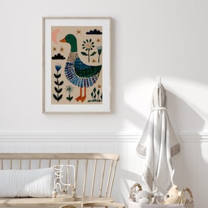 Puede incluir: L&aacute;mina art&iacute;stica enmarcada con una ilustraci&oacute;n caprichosa de un pato con cabeza verde, cuerpo azul y verde y patas naranjas. El fondo es beige con elementos florales y celestiales. La obra de arte est&aacute; en un marco de madera clara.