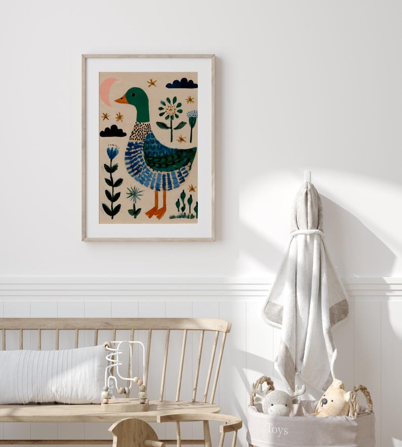 Puede incluir: L&aacute;mina art&iacute;stica enmarcada con una ilustraci&oacute;n caprichosa de un pato con cabeza verde, cuerpo azul y verde y patas naranjas. El fondo es beige con elementos florales y celestiales. La obra de arte est&aacute; en un marco de madera clara.