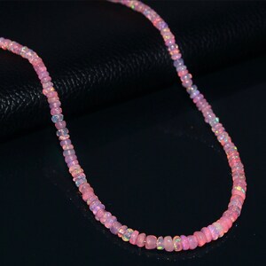 Puede incluir: Un delicado collar de cuentas de &oacute;palo rosa. El collar est&aacute; hecho de peque&ntilde;as cuentas redondas que est&aacute;n enhebradas en una cadena fina. Las cuentas son de color rosa p&aacute;lido con un ligero brillo iridiscente.