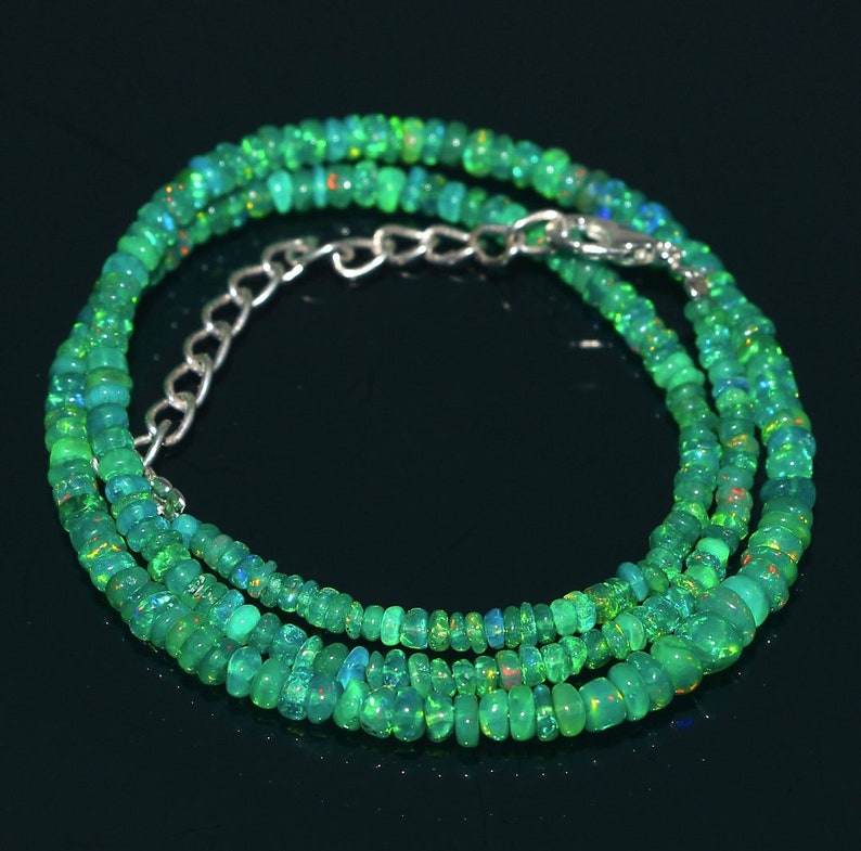 Puede incluir: Un collar de cuentas de &oacute;palo verde con un cierre de plata. El collar est&aacute; hecho de peque&ntilde;as cuentas redondas que est&aacute;n enhebradas en una cadena de plata.