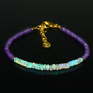 Peut inclure: Un bracelet délicat composé d'une rangée de perles d'opale irisées et d'une rangée de perles d'améthyste. Le bracelet est doté d'un fermoir en or.
