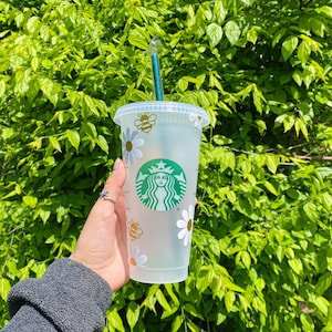 Personalized Daisy and Bumblebee Starbucks Cup | Gift for Daisy Lover and Best Friend | Cute Flower and Bee Cup | Reusable Tumbler Spring